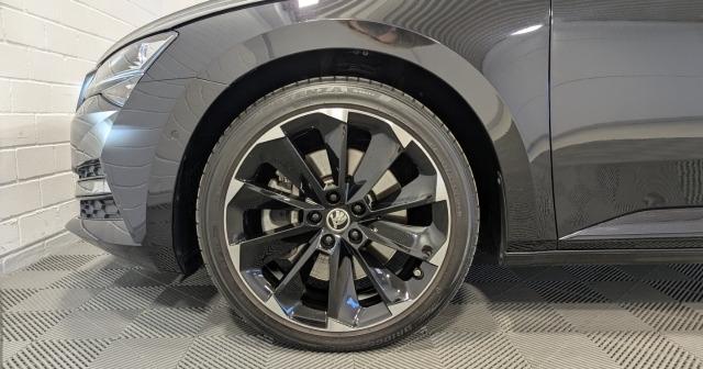 Skoda Superb Sportline 2.0 TSI 4x4 MTRX Pano AHK 360°
